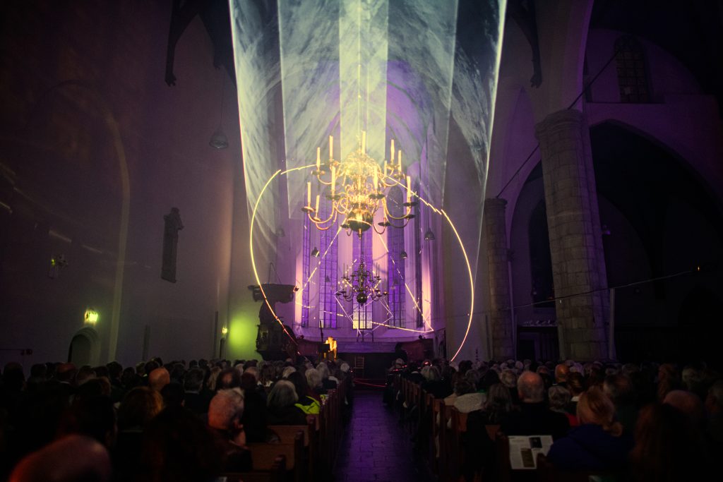 Lichtkunst en publiek tijdens Escher & Bach in de Grote of St.-Bavokerk